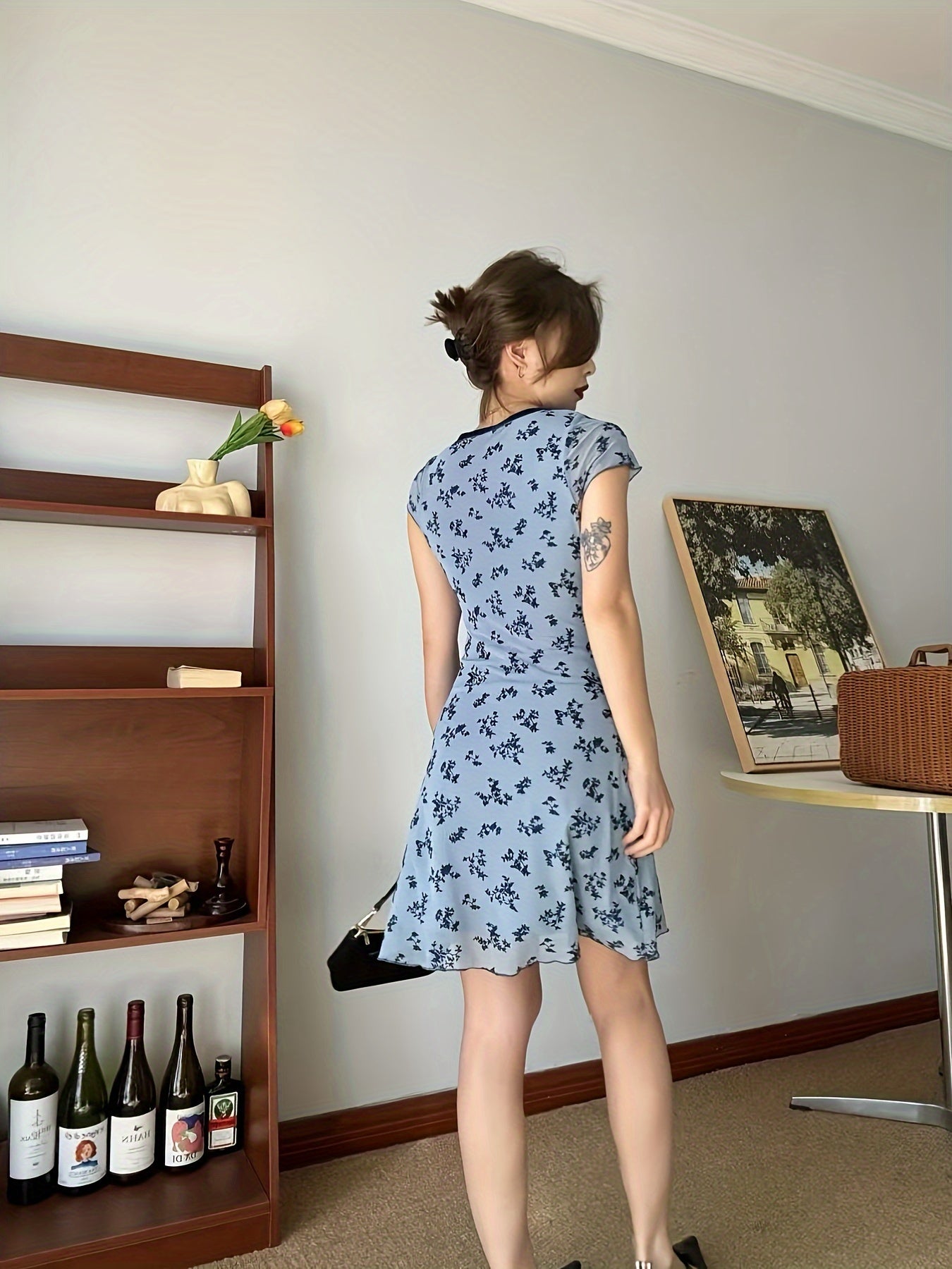 HG Directional French Elegant Retro Vacation Style Deep V-Neck Short Sleeved Printed Dress with Waist Cinching And Slimming Effect, Hip Hugging Short Skirt, Spicy Girl Style