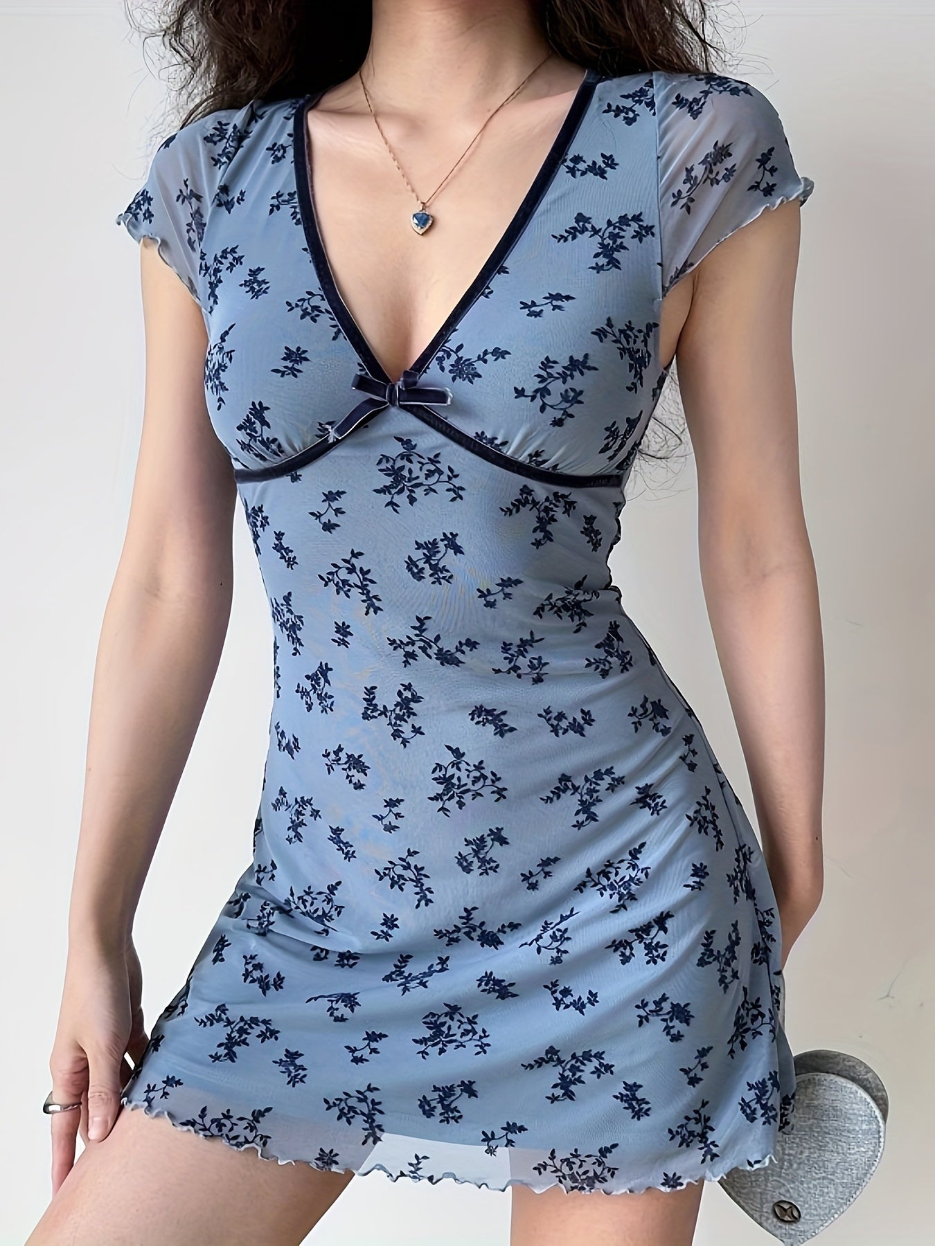 HG Directional French Elegant Retro Vacation Style Deep V-Neck Short Sleeved Printed Dress with Waist Cinching And Slimming Effect, Hip Hugging Short Skirt, Spicy Girl Style