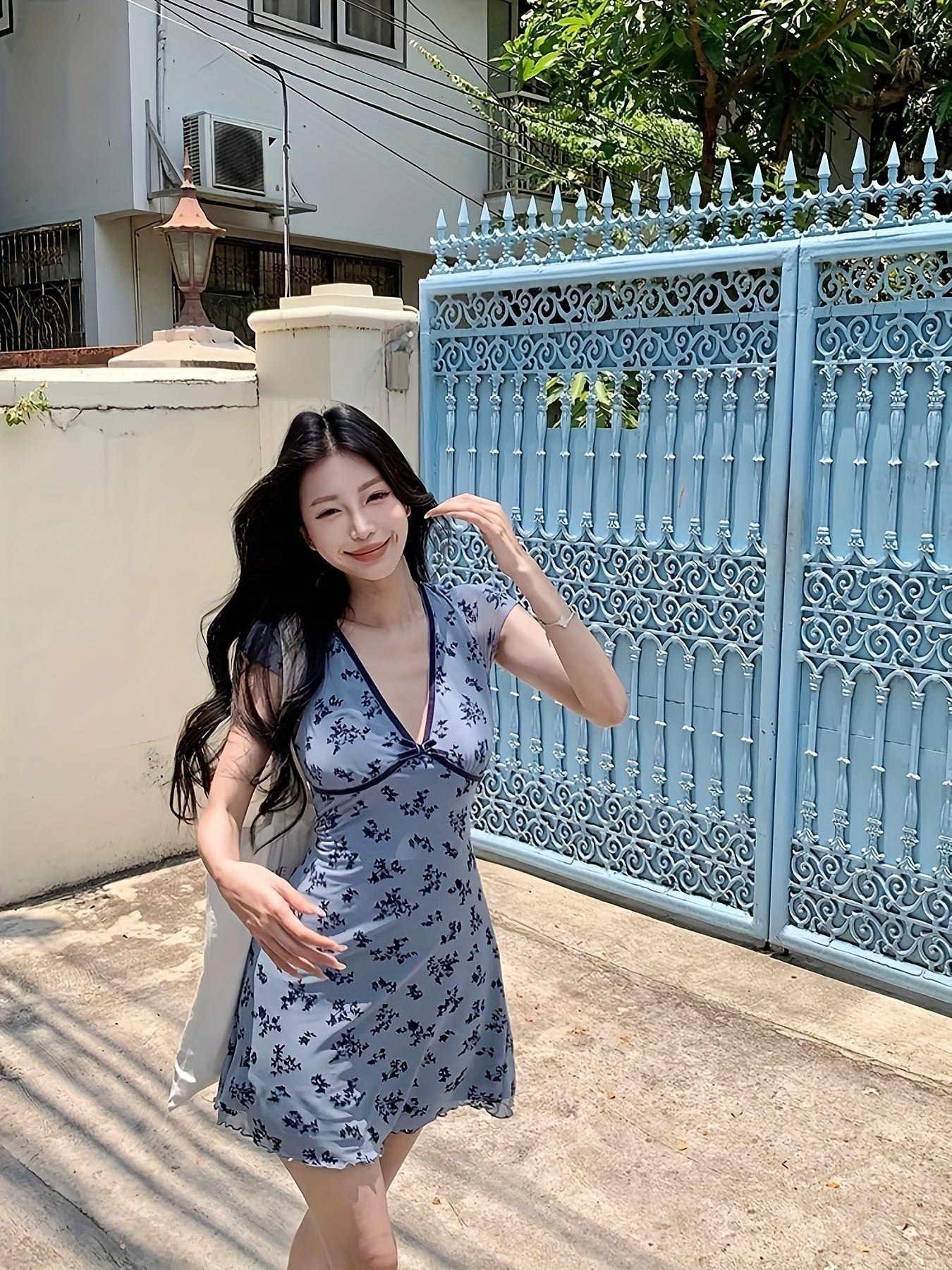 HG Directional French Elegant Retro Vacation Style Deep V-Neck Short Sleeved Printed Dress with Waist Cinching And Slimming Effect, Hip Hugging Short Skirt, Spicy Girl Style