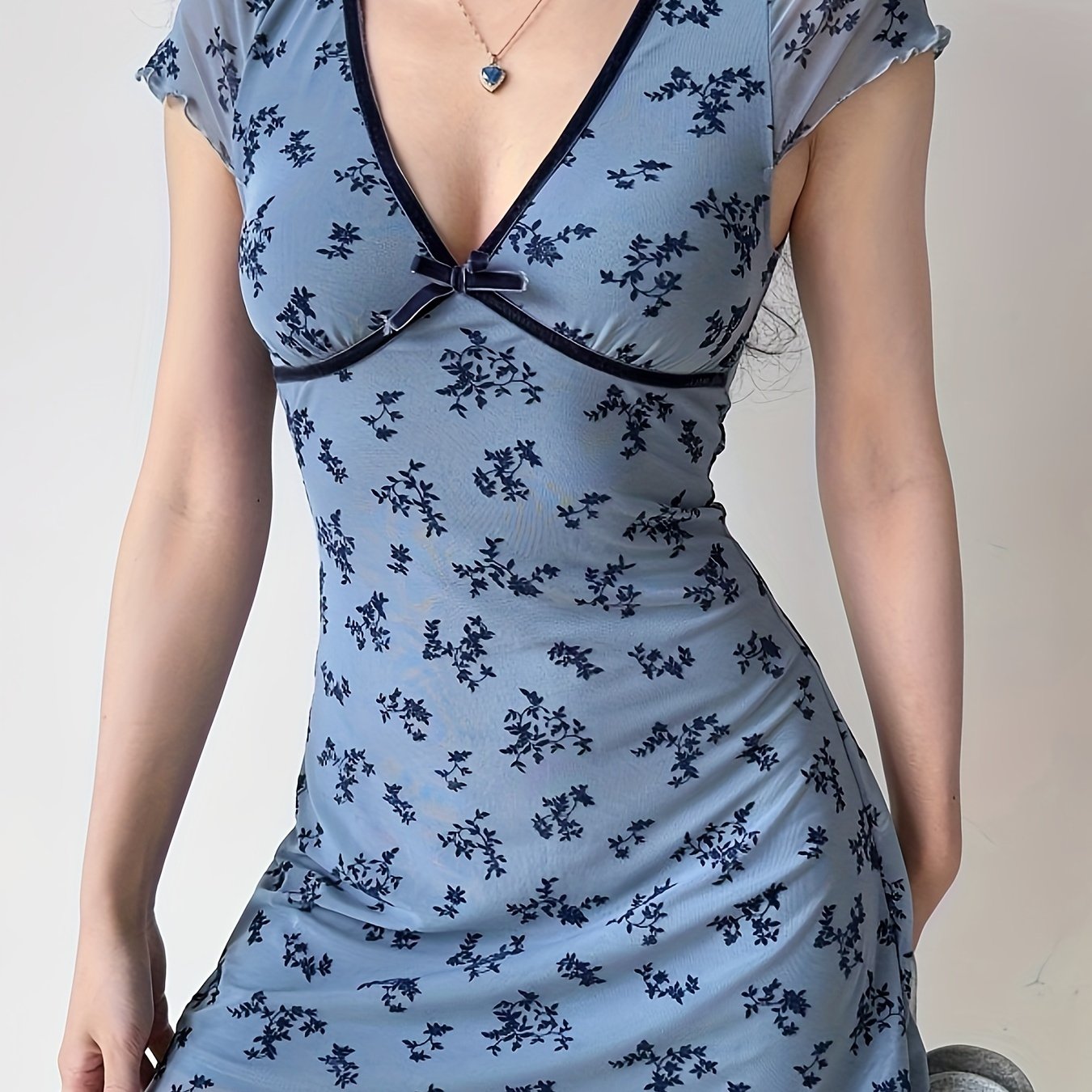 HG Directional French Elegant Retro Vacation Style Deep V-Neck Short Sleeved Printed Dress with Waist Cinching And Slimming Effect, Hip Hugging Short Skirt, Spicy Girl Style