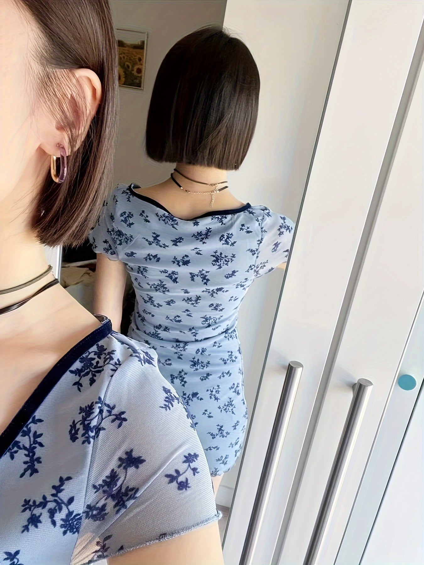 HG Directional French Elegant Retro Vacation Style Deep V-Neck Short Sleeved Printed Dress with Waist Cinching And Slimming Effect, Hip Hugging Short Skirt, Spicy Girl Style
